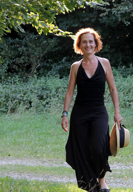 Gabriele Aigner auf einem Waldweg